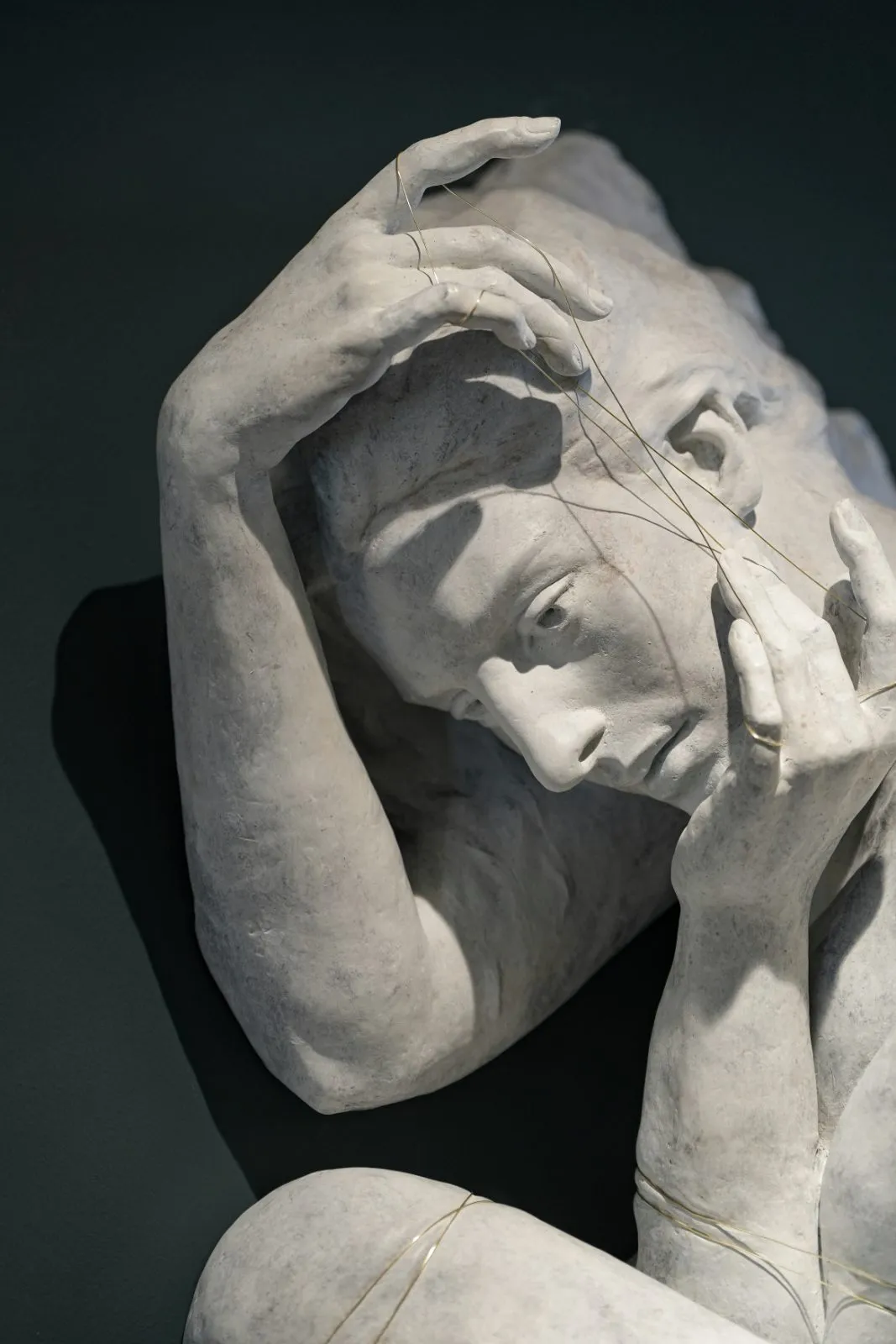 Thread of existence, résine de Jana Büttner, 2025, 120 × 51 × 35 cm, Galerie Calderone