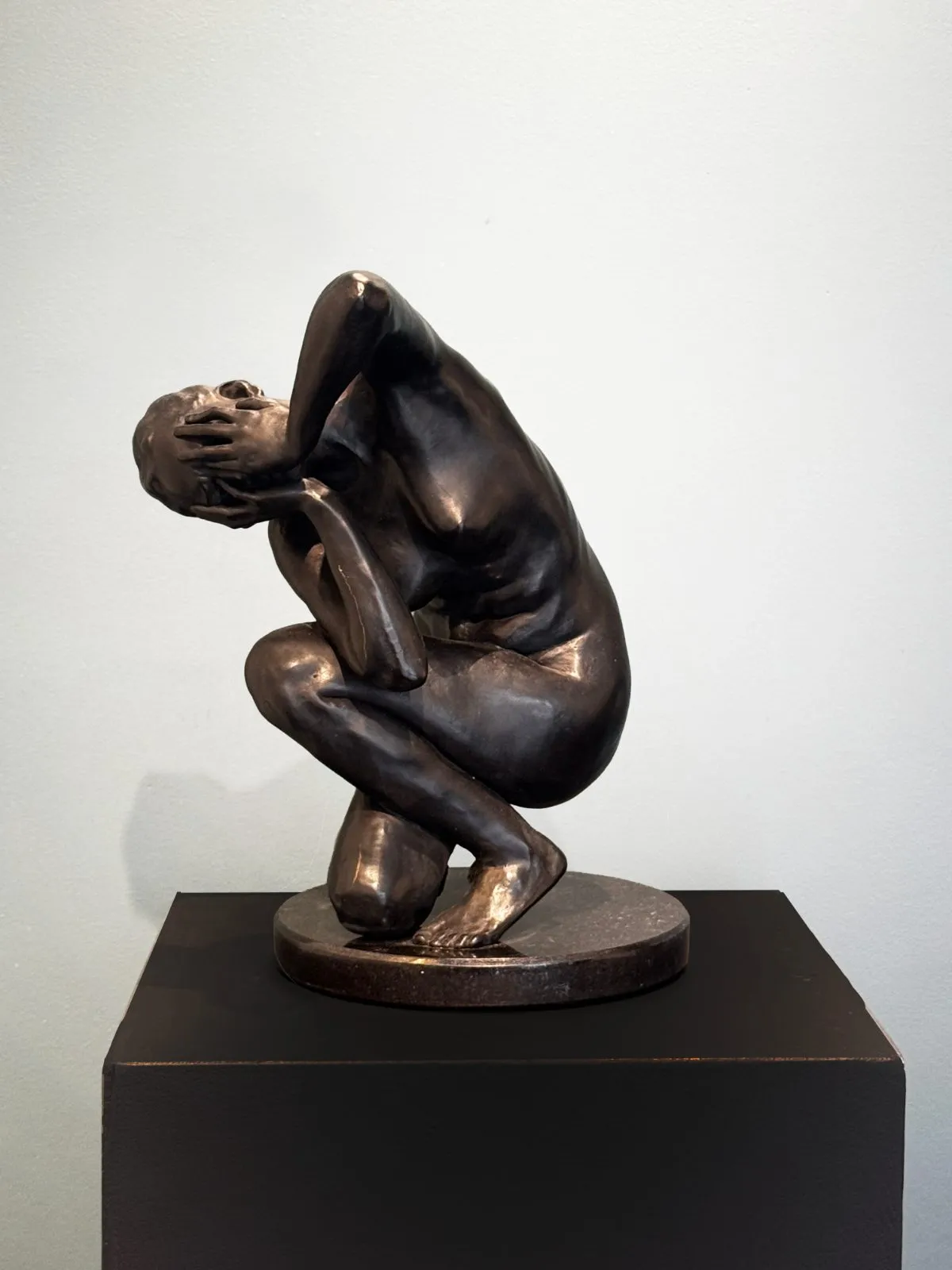 Weight of mind, bronze de Jana Büttner, 2023, 30 × 16 × 20 cm, Galerie Calderone