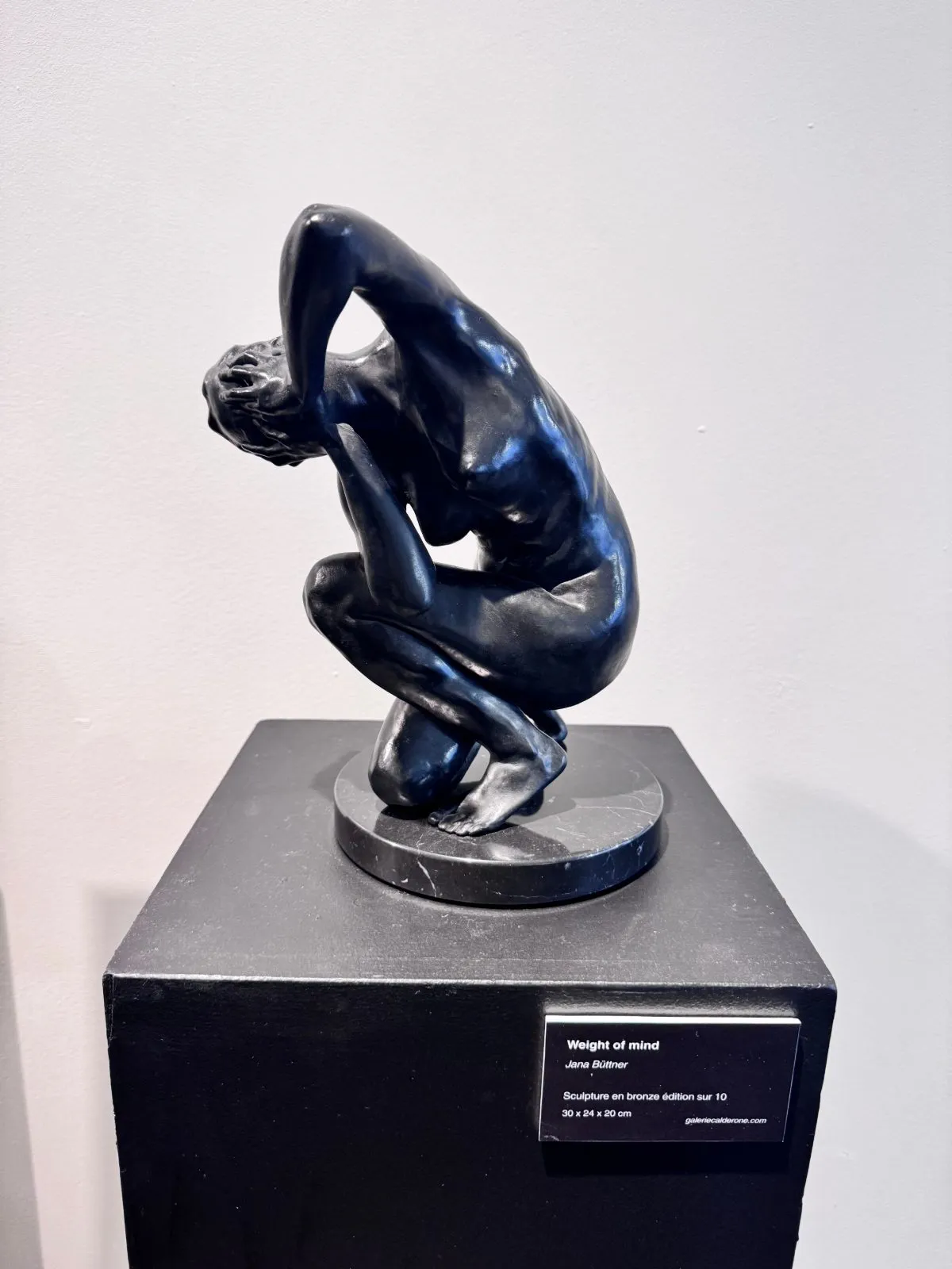Weight of mind, résine de Jana Büttner, 2023, 30 × 16 × 20 cm, Galerie Calderone