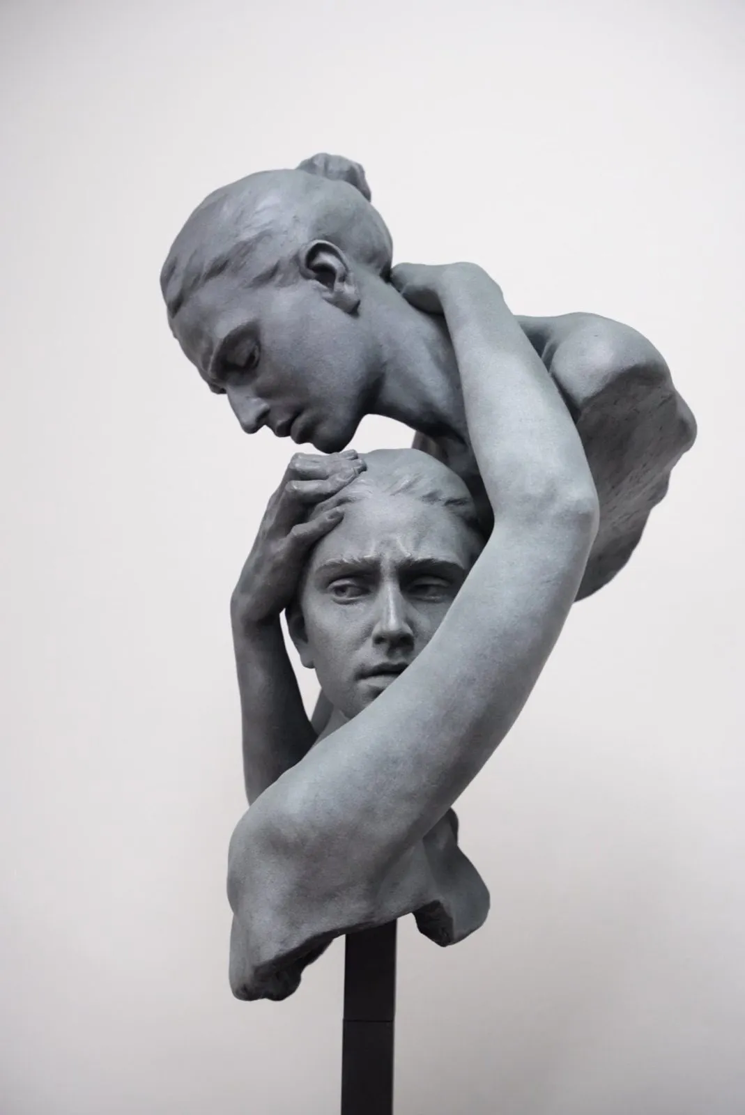 Conflicted, résine de Jana Büttner, 2024, 75 × 30 × 30 cm, Galerie Calderone