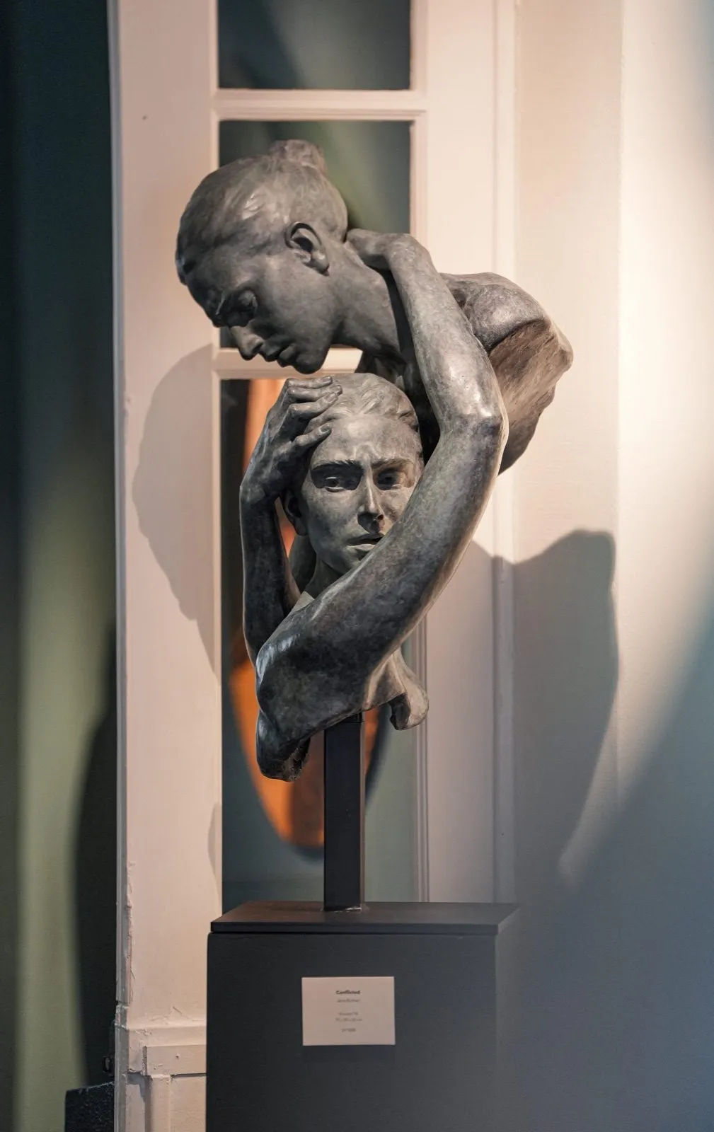 Conflicted, bronze de Jana Büttner, 2024, 75 × 30 × 30 cm, Galerie Calderone