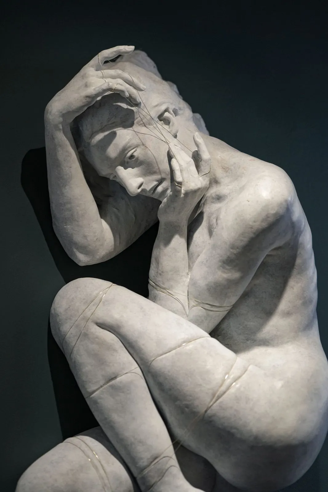 Thread of existence, bronze de Jana Büttner, 2025, 120 × 51 × 35 cm, Galerie Calderone