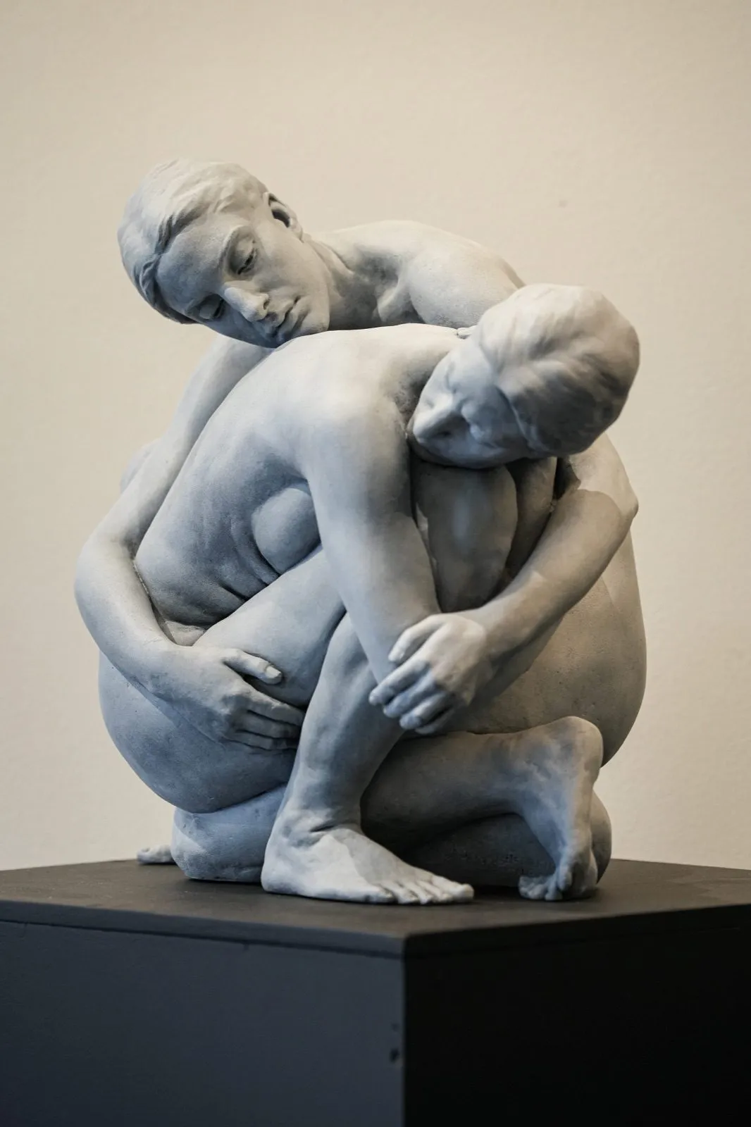 Echo, résine de Jana Büttner, 2024, 38 × 38 × 39 cm, Galerie Calderone