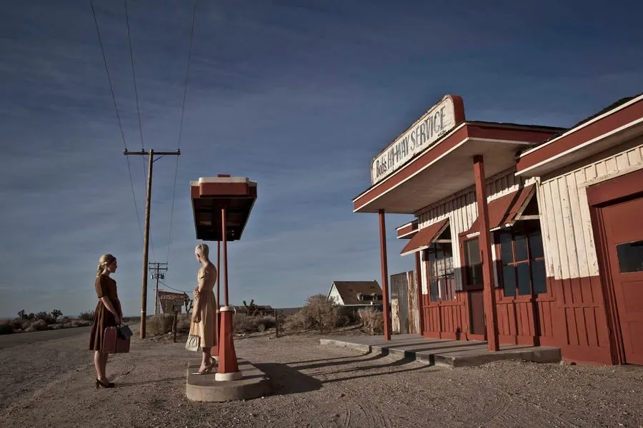 Amy and Lori, Highway Service, tirage pigmentaire d'archive de Formento & Formento, 2010, 50,8 × 76,2 cm, Galerie Calderone