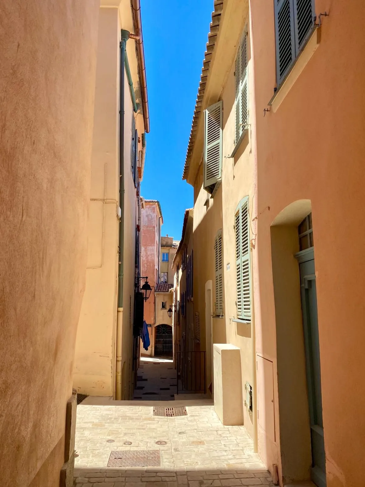 Accrochage d'été, Saint-Tropez, Galerie Calderone