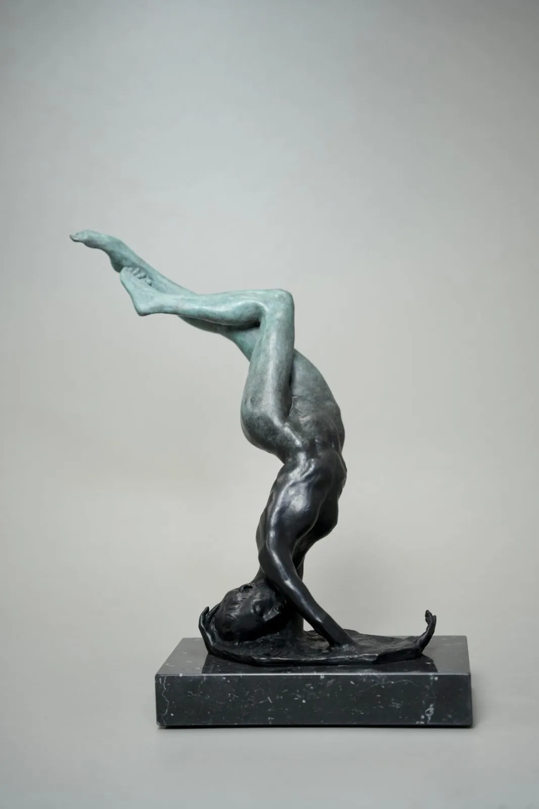 Awakening, bronze de Jana Büttner, 2022, 40 × 37 × 12 cm, Galerie Calderone